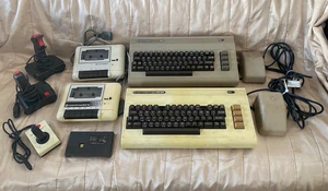 Commodore 64 & VIC 20, Kassettenspieler, Joysticks, Netzteil EINSCHALTEN - Bild 1 von 24