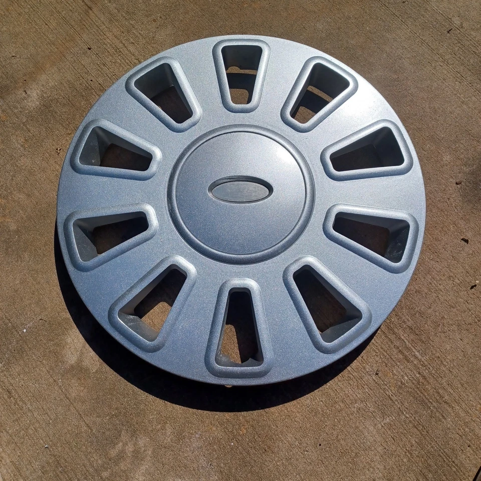 Ford Crown Victoria hubcap 2006-2011, fits 17" rim p/n 7W731130AE 7050 repainted - Image 1 of 4