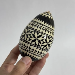 Adorno Pysanky blanco y negro pintado a mano - Imagen 1 de 8