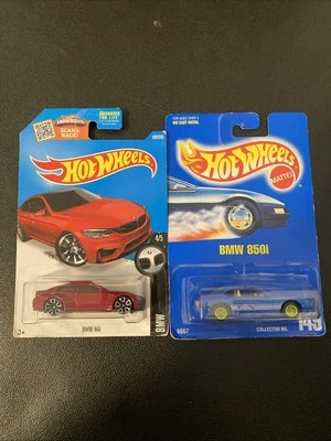 Tarjeta azul Hot Wheels: BMW 850i con rueda verde lima / BMW M4 cupé Foto 1 de 3