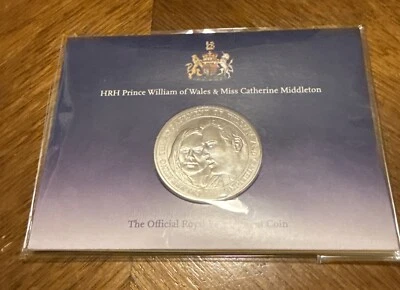 Moneda de compromiso real oficial del príncipe Guillermo y Kate Middleton £5  Foto 1 de 3