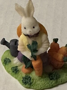 Estatuilla de Pascua miniatura cosechando zanahorias 2 pulgadas decoración de pueblo de Pascua - Imagen 1 de 9