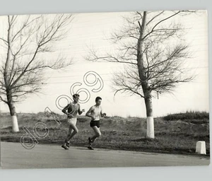 ATLETAS Corren de TIRANA al MAR en ALBANIA, 1950 INUSUAL Foto de Prensa de Colección - Imagen 1 de 2