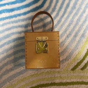 Louis Vuitton Vernis Bleecker M91002 Nieten Party Tasche Lackleder Beige - Bild 1 von 24