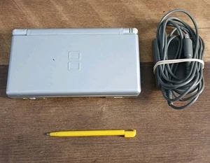 Consola Nintendo DS Lite Plateada USG-001 - Probada y Funcionando - Leer Información - Imagen 1 de 20