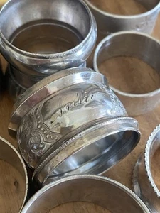 (13) ANELLI TOVAGLIOLI VITTORIANI placcati argento assortiti alcuni monogrammati antichi - Foto 1 di 16