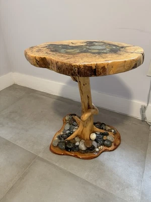 Mesa auxiliar de resina única hecha a mano Foto 1 de 4