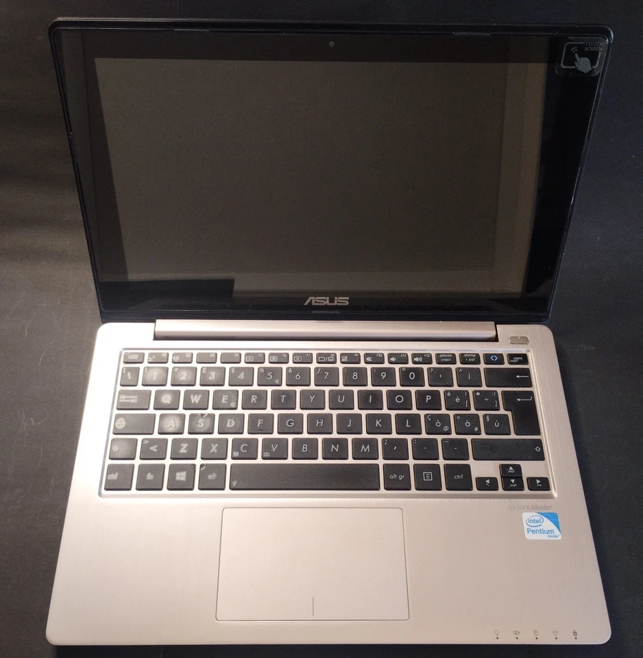 Asus S200E PC Notebook  11.6" Touchscreen Webcam WiFi Bluetooth Win 8 Leggere! - Immagine 1 di 4