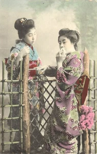 Postal coloreada a mano 2 mujeres japonesas en hermoso kimonos charla en puerta de bambú - Imagen 1 de 2
