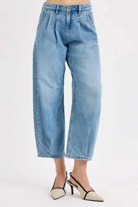 Pantalones de mezclilla RISEN talla completa plisados con pierna de barril recortada en azul medio - entrepierna de 26,5" - Imagen 1 de 7