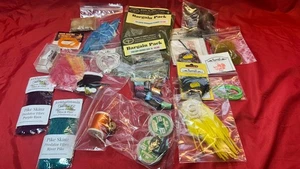 1 Box Fliegenbindefedern Fellhaken Seide Lureflash. Natur 20 Artikel usw Lot 106 - Bild 1 von 9