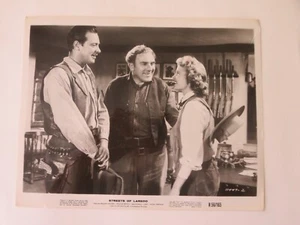 William Holden -Strade di Laredo film ancora lobby card - Foto 1 di 1