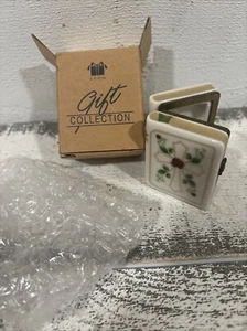 DE COLECCIÓN 1999 PORCELANA AVON RECUERDO BIBLIA CAJA BARATIJA CON BISAGRAS DIOS TE BENDIGA con CRUZ - Imagen 1 de 13