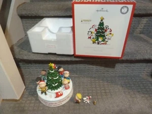 Hallmark Peanuts Gang Lighted Christmas Tree Musical Figurine W/ Sound & Motion - Picture 1 of 10