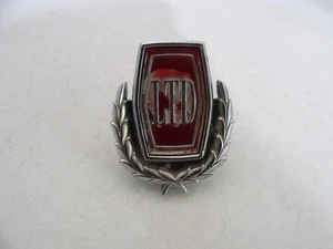 1973 1974 1975 Ford LTD Galaxie Emblem Shield Chrome Trim Ornament D3AB-8B369AC - Foto 1 di 11