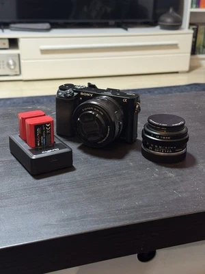 Sony Alpha A6000 mit 16-50 OSS Objektiv und Ttartisan 25mm F2 Objektiv - Bild 1 von 4