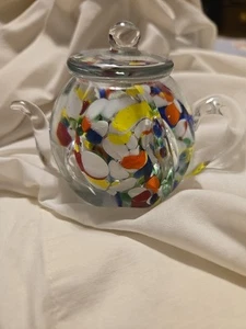 Pisapapeles tetera de vidrio artístico transparente inclusiones multicolores 4" X 3" - Imagen 1 de 4