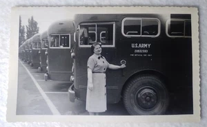 Vintage Echt Foto 40er Jahre Frauen mit Flotte von Armee Bussen - Bild 1 von 6