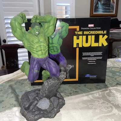 Marvel Premier Collection Comic Hulk Estatua Diamond Select 341/3000 Foto 1 de 4