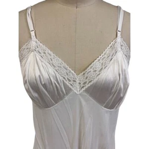 Vintage Retro 1960s Vanity Fair White Full Slip -Slippery 100% Nylon 36/34" L - Picture 1 of 4