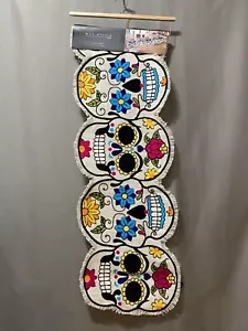 Neu mit Etikett Max Studio Home Tischläufer Größe 14" x 48" mehrfarbig bestickt Totenkopf - Bild 1 von 8