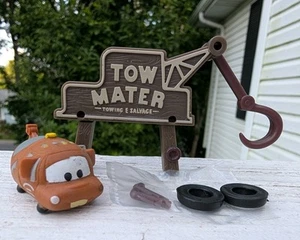 Disney Tsum Tsum MATER Medium Vinyl Figur & Tow Mater Ständer AUTOS - Bild 1 von 5