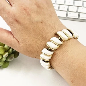 Coro Vintage White Thermoset Bracelet - Picture 1 of 8