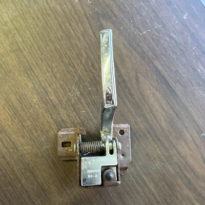 ПРАВАЯ ВНУТРЕННЯЯ ДВЕРНАЯ РУЧКА FRT ИЛИ ЗАДНЯЯ -1971-1976 Cadillac Eldorado со стороны пассажира - Изображение 1 из 4