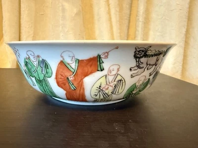 Antiguo cuenco chino de exportación con dieciocho Lohans Foto 1 de 4