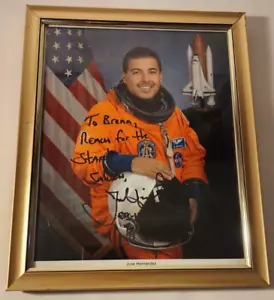 2009 JOSE MARTINEZ ASTRONAUTA LATINO FOTO FIRMATA! SOGGETTO 'MILIONI DI MIGLIA DI DISTANZA' - Foto 1 di 3