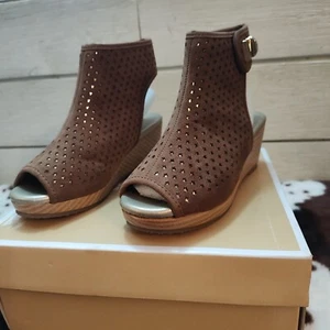 Michael Kors Girls Cate Foe Caramel Size USA 12 Wedges - Picture 1 of 6