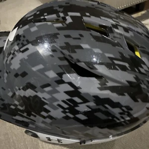 Under Armour Schlaghelm Jugend grau schwarz Camouflage 5 7/8-6 3/4 UABH2-110 - Bild 1 von 3