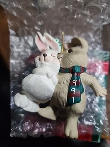 Hallmark Andenken Ornament unter dem Mistelzweig 1991 QX 494 -9 Neu im Karton! - Bild 1 von 3