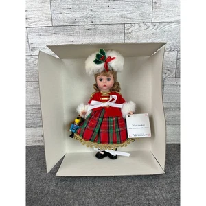 Madame Alexander HOLIDAY NUSSKNACKER MÄDCHEN Puppe kariertes Kleid Mini Figur Geschenkbox - Bild 1 von 9