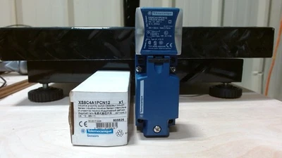 Telemecanique XS8C4A1PCN12 Inductive Proximity Switch - Image 1 of 2