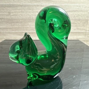 Statuina animale fermacarte scoiattolo vetro artistico verde 3,125" - vintage - Foto 1 di 6