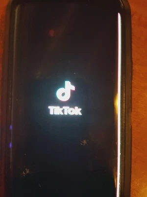 Es un Galaxy Samsung 9s Plus con la aplicación Tiktok original en él mejor oferta  Foto 1 de 4