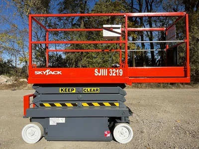 2017 SKYJACK SJIII3219 ELECTRIC SCISSOR LIFT  VERTICAL MANLIFT SKYJACK SCISSOR - Image 1 of 4