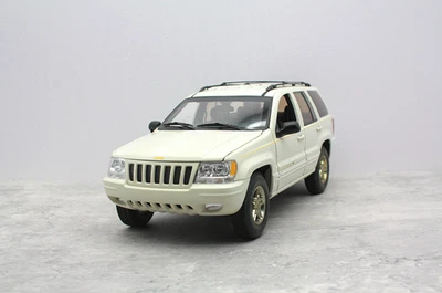 AUTOart  1:18 Scale Jeep Grand Cherokee white Resin car model - Image 1 of 4