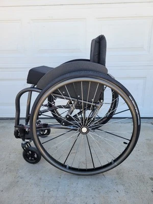 Silla de ruedas manual rígida ligera Colours Eclipse 13" x 14" usada 13"x14" Foto 1 de 4