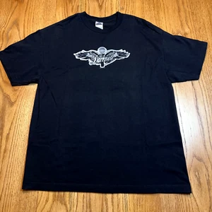 The Darkness Herren XL Band T-Shirt Mikrofon & Flügel schwarz 2004 Rock Deadstock - Bild 1 von 7