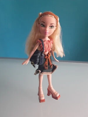 "BRATZ DOLL", MGA, "Strut It","CLOE", modello 2002, altezza 25 cm. - Immagine 1 di 4