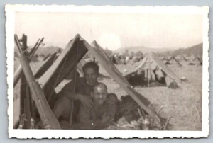 Original Snapshot Photograph WWII 1940s Two Guys Soldiers In Pup Tent - Imagen 1 de 2