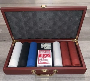 SET POKER BROOKSTONE CARTE DA GIOCO FICHES DADI LAS VEGAS SCOMMESSA GIOCO GIOCO CASINÒ - Foto 1 di 5
