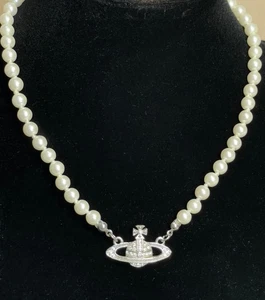 Collana girocollo sfera tono argento Vivienne Westwood bianca con perle finte nuova senza etichette - Foto 1 di 6