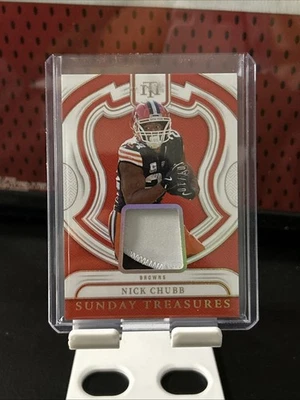 Parche holográfico de fútbol americano Nick Chubb de National Treasures 2024 dorado 07/10 marrones color M Foto 1 de 4