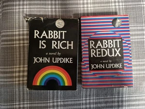 RABBIT REDUX (1971, 2nd Print) RABBIT IS RICH (1981, 3rd Pri) JOHN UPDIKE  HC DJ - Foto 1 di 12