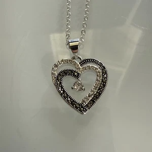 "Collar Marcasita Doble Corazón Abierto 18"" Nuevo Precio de venta sugerido por el fabricante $60" - Imagen 1 de 2