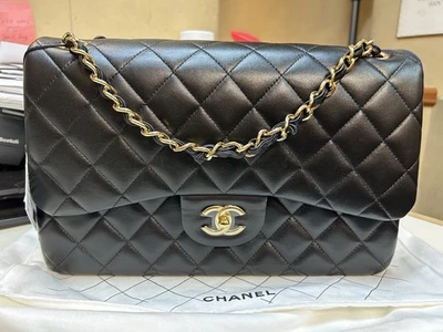Bolso de Hombro Chanel Acolchado Doble Solapa Grande Negro Piel de Cordero Foto 1 de 4