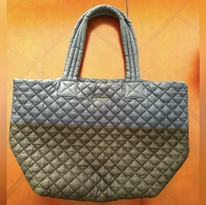 BOLSO DE MANO MZ WALLACE METRO GRANDE NEGRO Y AZUL MARINO DOS TONOS - Imagen 1 de 13